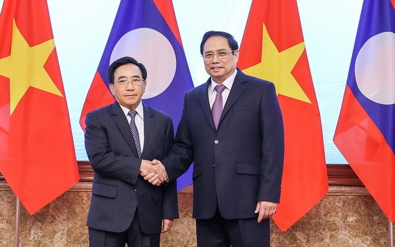 政府總理范明政（右）與老撾政府總理潘坎‧維帕萬共同主持越-老政府聯合委員會第44次會議。（圖：VGP）
