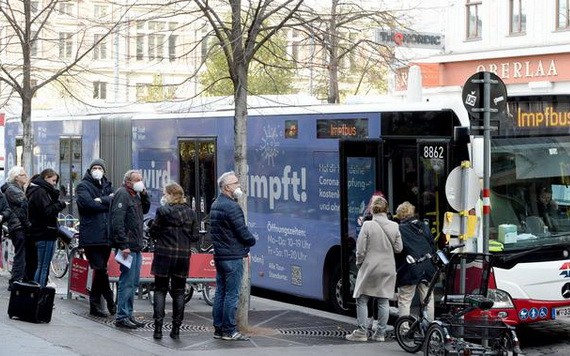 市民在奧地利維也納街頭疫苗接種車前等待接種新冠疫苗。（圖：新華社）