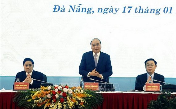 國家主席阮春福和各位領導主持會議。
