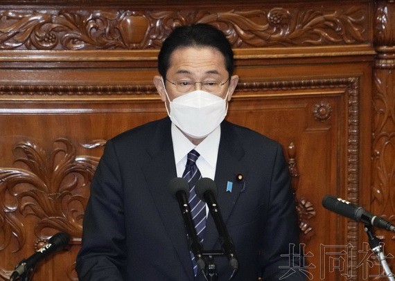 日本第208屆例行國會17日開幕，首相岸田文雄在眾院全體會議上發表了上任後的首次施政方針演說。（圖：共同社）