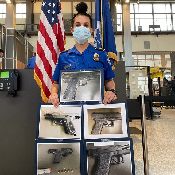 美國運輸安全局全國機場安檢站2021年從手提行李中查獲5972支槍，創下紀錄。圖為德州奧斯汀國際機場一名女安檢員展示她在2021年查獲五支槍的照片。（圖：美國運輸安全局臉書）