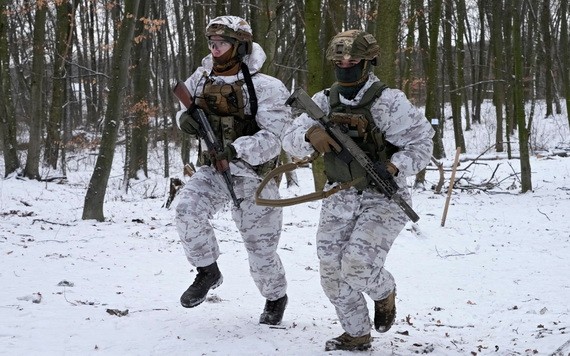 烏軍方成立“地方防衛部隊”成員22日在基輔一公園內進行訓練。（圖：AP）