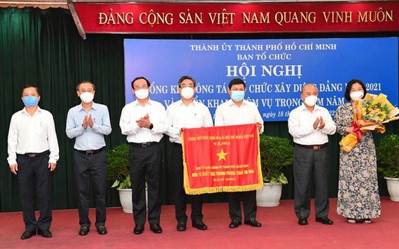 市委書記阮文年（左三）向市委組織處頒發競賽旗幟。