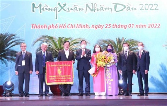 本市領導向海外越南人代表拜年 ảnh 1