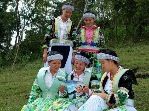 獨特精緻的白赫蒙族婦女服飾