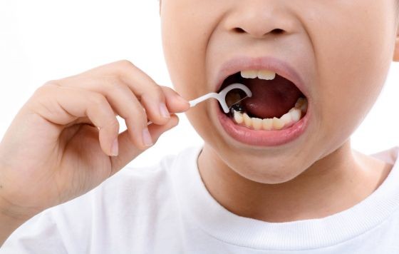 孩子幾歲可以用牙線？