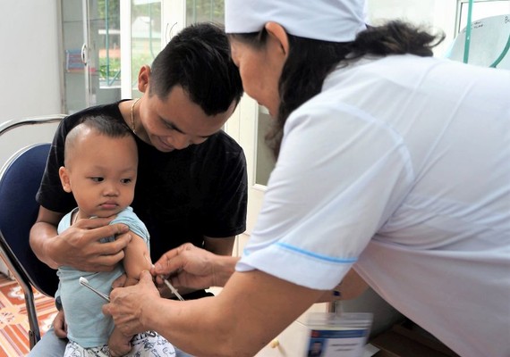 醫護人員在給一名寶寶接種疫苗。（圖：鸞陳）
