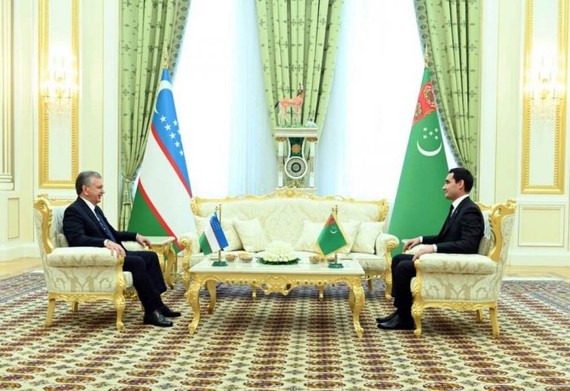 兩國總統討論進一步深化雙邊關係的問題。（圖：烏茲別克斯坦總統新聞處）