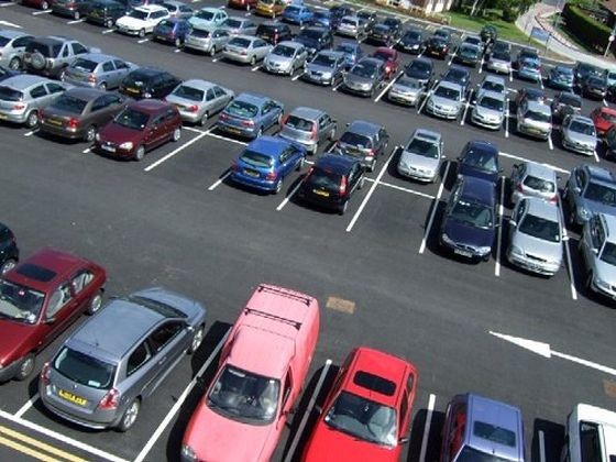 對於汽車在積存停車場時被偷零部件的情況，若車主可以用照片證明在汽車被偷前的狀況，則停車場主理人須負賠償責任。
