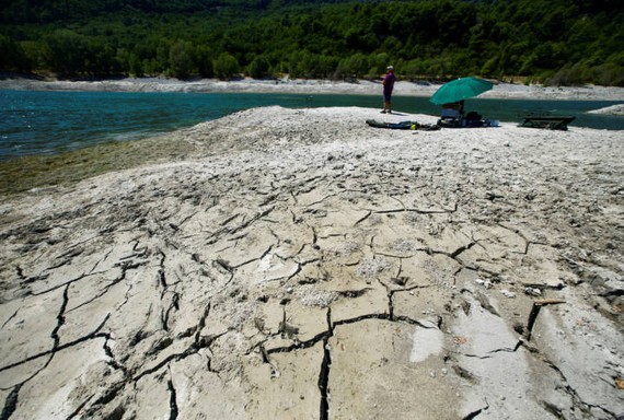 法國部分地區正遭遇罕見乾旱。圖為8月5日一名男子在法國勒布羅克湖邊釣魚。（圖：新華社）