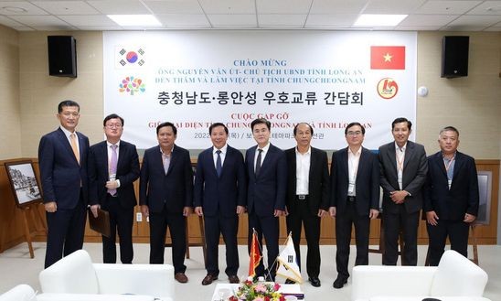 隆安省人委會主席阮文渥與工作團前往探望及在有許多企業在隆安省投資的韓國忠清南道工作。