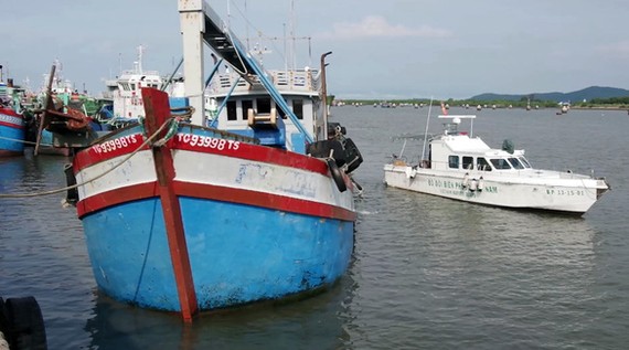 被查扣的TG 93998TS號漁船。（圖：東河）