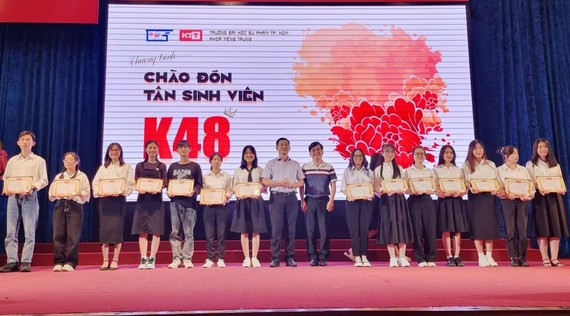中文系領導向各班優秀生頒發獎項。