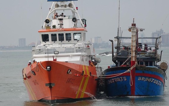 救護船將海上遇險的BĐ 96728 TS號漁船拖帶至岸邊碼頭。（圖：航海救援調度中心）