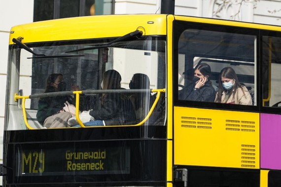 人們在德國首都柏林佩戴口罩乘坐公車。