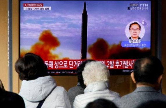 首爾民眾在火車站觀看朝鮮發射導彈的新聞。（圖：路透社）