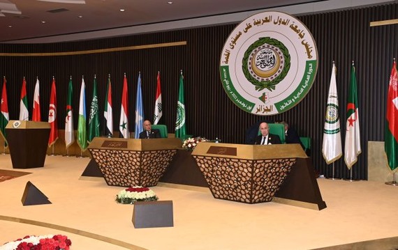 阿爾及利亞總統特本(右)與阿盟秘書長蓋特參加第三十一屆阿盟峰會。（圖：新華社）