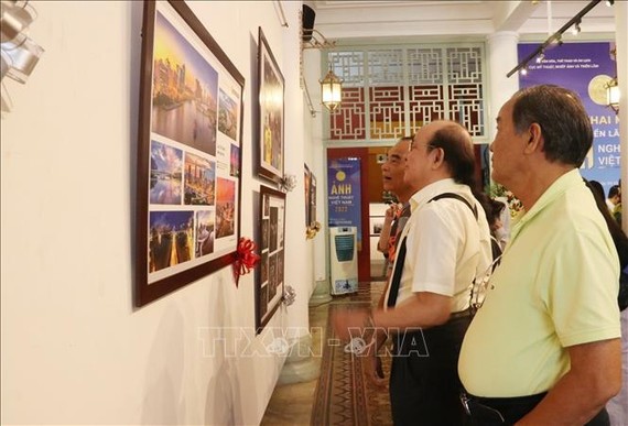 2022年越南藝術攝影大賽展吸引了各界觀眾前來觀賞。（圖：越通社）