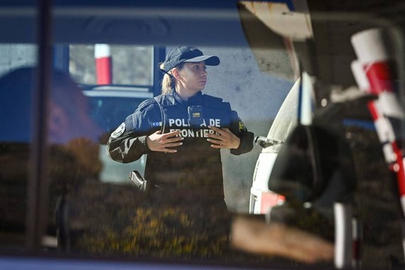 一名羅馬尼亞邊防警察在塞爾維亞邊境檢查站檢查一輛汽車。（圖：AFP）