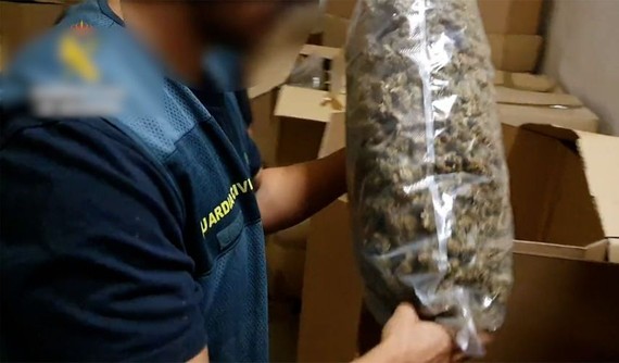一名西班牙國民警衛隊員查獲的一袋大麻。（圖：視頻截圖）