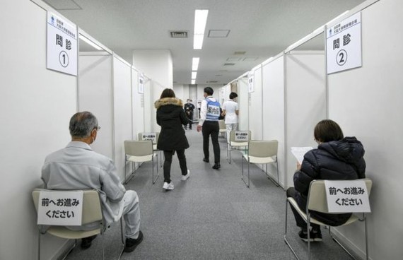 日本民眾等候接種新冠疫苗。（圖：互聯網）