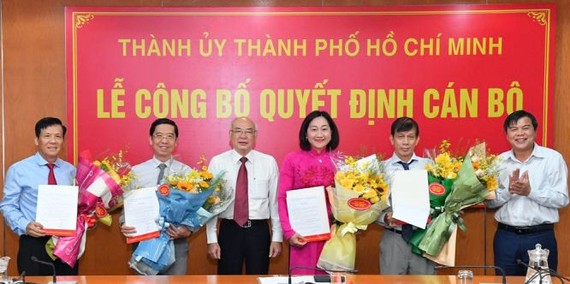 市委常務委員、市委宣教處主任潘阮如奎向各位副總編輯頒發《決定》。