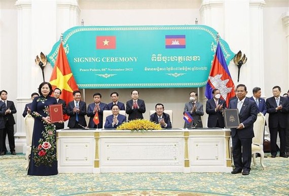 政府總理范明政與柬埔寨首相洪森見證兩國有關部門合作協議的簽署。（圖：越通社）