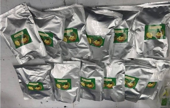 圖為泰國關稅局10月12日在曼谷素萬那普機場攔截一批夾藏在熱水壺和榴蓮幹肉的毒品。（圖：互聯網）