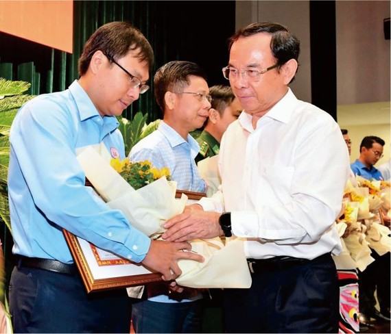 市委書記阮文年向取得出色成績集體頒發獎狀。