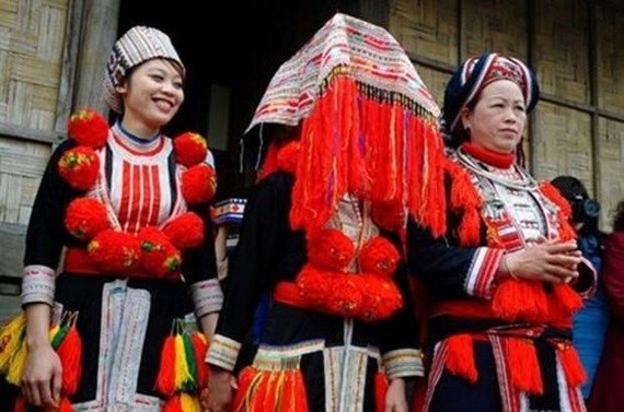 紅瑤族新娘頭戴紅巾。