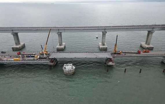 克里米亞大橋12日已經恢復汽車通行。照片攝於11月8日，在俄羅斯聯邦公路局發布的照片裡，克里米亞大橋的修復工作正在進行。（圖：AFP）