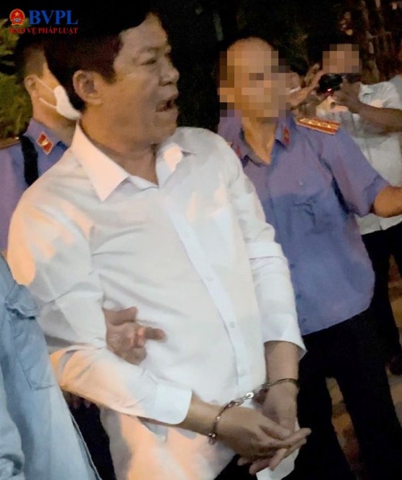 薄寮省人民法院副院長周文美（白衣）被捕。（圖：法律維護報）