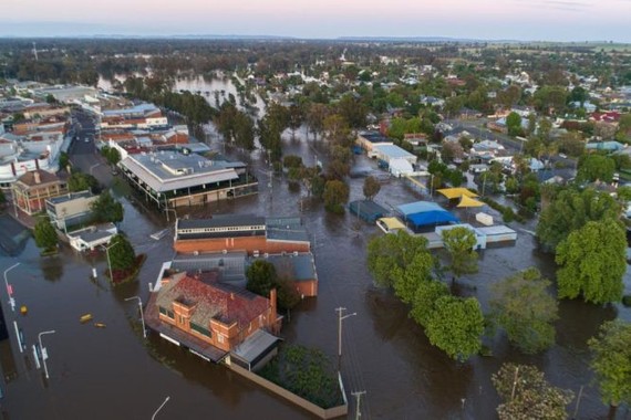 當地時間11月14日，暴雨引發的山洪切斷了澳大利亞東南部一些內陸城鎮的交通，政府向數千名農村居民發佈了疏散警告。（圖：互聯網）