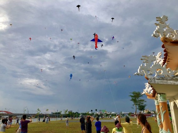 人民集中在平盛郡清多西貢沿河的一塊空地放風箏。