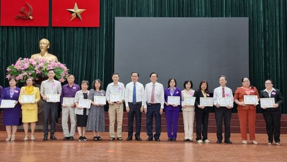 市華文教育輔助會獎勵先進會員。