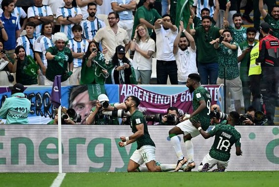 沙特球員慶祝勝利。（圖：互聯網）