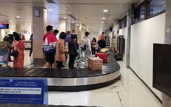 乘客在新山一機場行李傳送帶處等待領取行李。（圖：玉新）