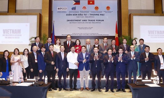 國會主席王廷惠出席越南菲律賓投資貿易論壇與雙方代表合影。（圖：越通社）