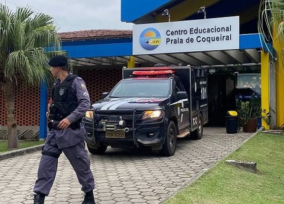 巴西警方25日在遭槍擊的學校進行調查。（圖：互聯網）