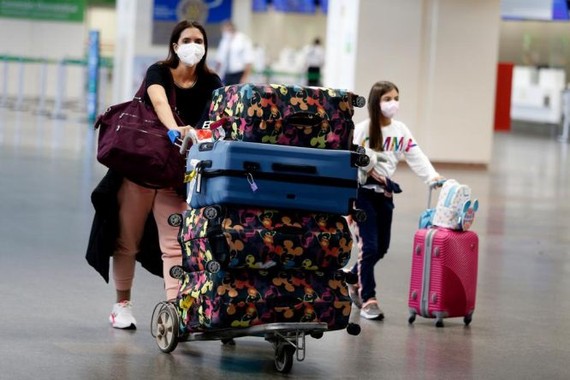 11月26日，旅客在巴西首都巴西利亞國際機場戴口罩出行。（圖：新華社）