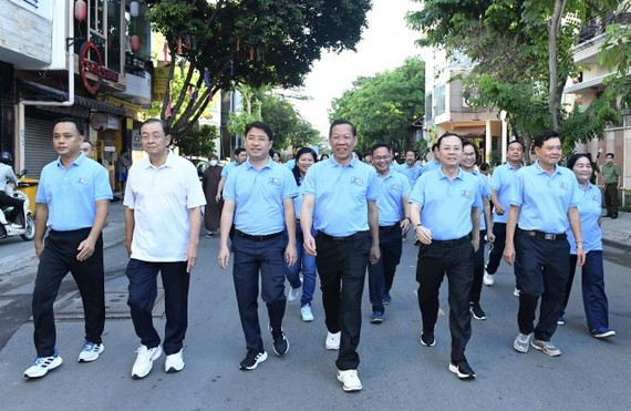 市領導一起參加徒步運動。