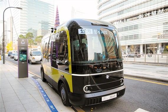 11月24日，在韓國首爾，一輛自動駕駛巴士駛入停靠站點。（圖：新華社）