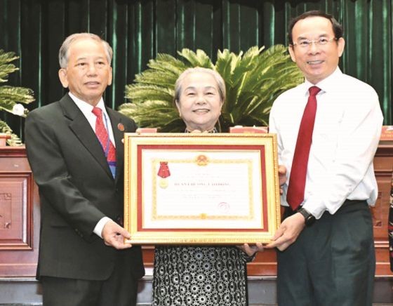 市委書記阮文年轉授二等勞動勳章給市抗戰傳統俱樂部。