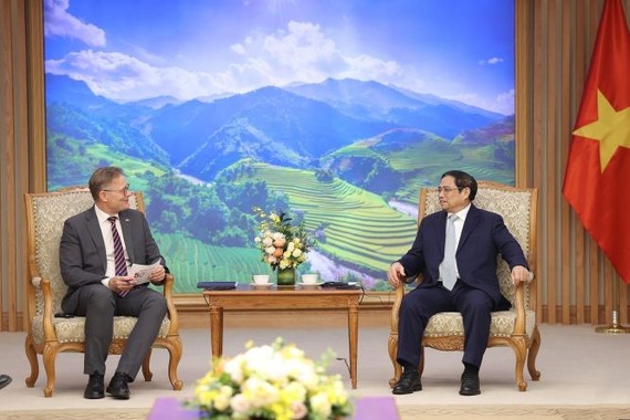 政府總理范明政（右）接見丹麥王國駐越南特命全權大使尼古拉‧普力志。（圖：越通社）