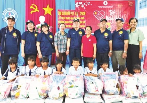 培德精舍慈善工作團在仁山小學留影。
