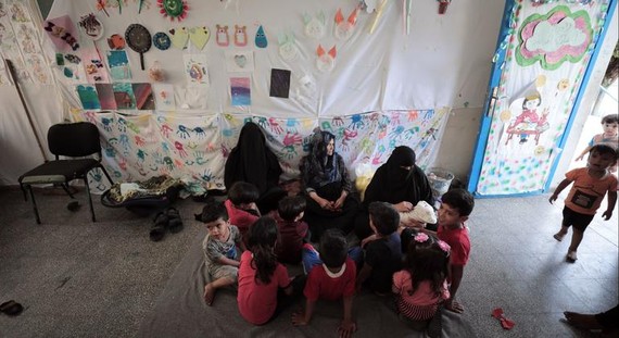 為應對暴力升級，一個巴勒斯坦難民家庭在加沙北部的學校 避難。（圖：聯合國）