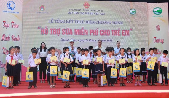 主辦單位在“給兒童輔助免費牛奶”計劃的閉幕式上向甘義小學生們頒發獎學金。（圖：清銀）