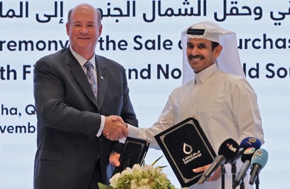11月29日，卡塔爾能源公司與美國康菲石油公司在卡塔爾首都多哈舉行簽字儀式。（圖：AFP）