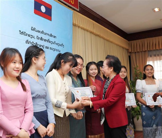越南助學協會主席阮氏緣向老撾留學生頒發助學金。（圖：青松）