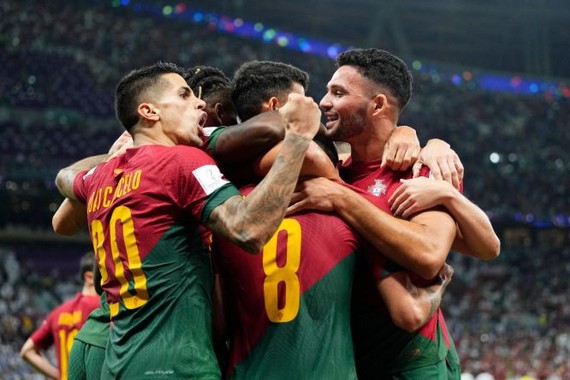 葡萄牙球員慶祝進球。（圖：互聯網）